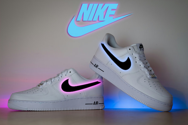 Nike skor - logga lyser upp