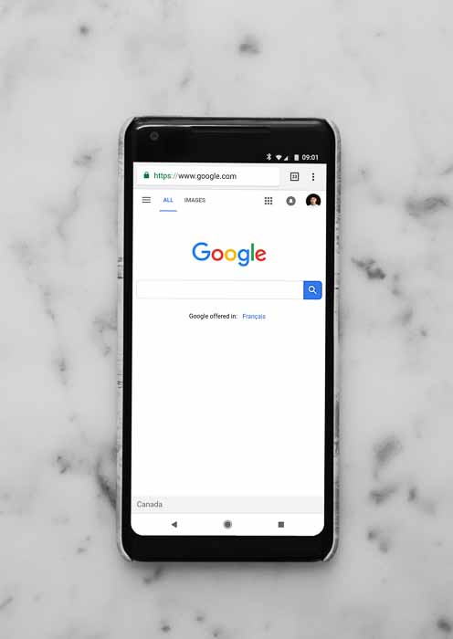 Smartphone med Google öppet i webbläsare